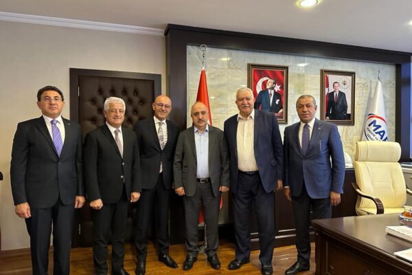 Yönetim Kurulu Başkanımız Sn. Bülent Aksu ve Maden Platformu STK Başkanlarından oluşan heyet MAPEG Genel Müdürü Sn. Cevat Genç’i ziyaret etmiştir